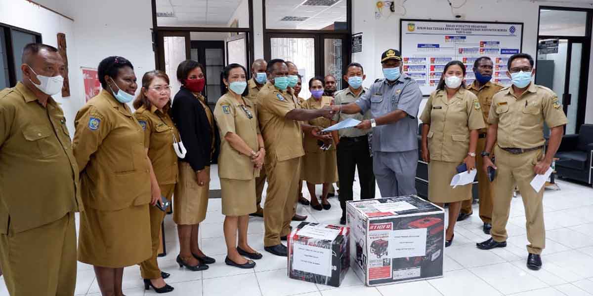 disnaker-mimika-sumbang-genset-buat-warga-perkampungan-tembagapura